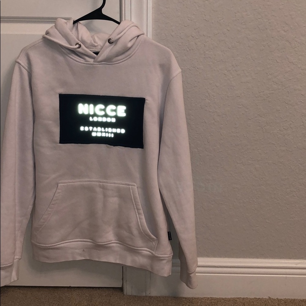 NICCE LONDON WHITE PULLOVER WITH BLUE PRINT